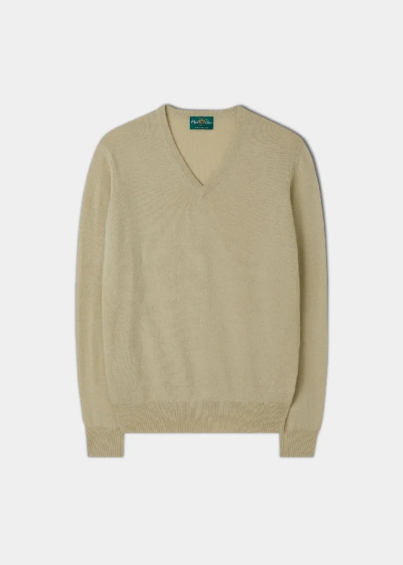 Men's Pants with Appliqué DetailsMen's Geelong Lambswool Vee Neck Jumper in Natural - Regular Fit Men's Pants with Appliqué DetailsMen's Geelong Lambswool Vee Neck Jumper in Natural - Regular Fit