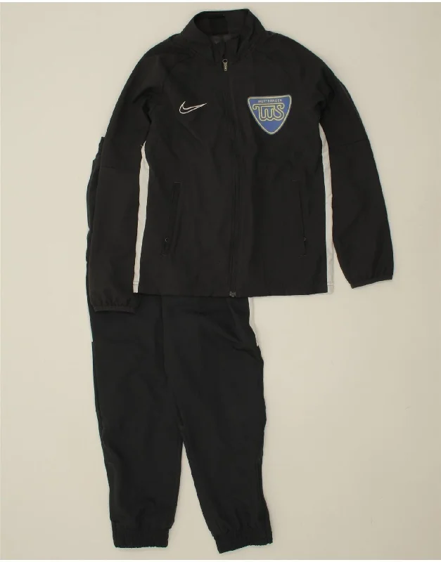 Men's Coats with Magnetic ClosuresNIKE Boys Dri Fit Graphic Full Tracksuit 10-11 Years Medium Grey Polyester Men's Coats with Magnetic ClosuresNIKE Boys Dri Fit Graphic Full Tracksuit 10-11 Years Medium Grey Polyester